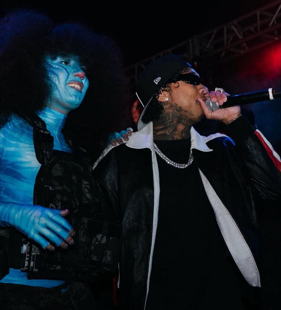 Anelise Foxx with Tyga on the SKVLK 2025 stage with her Avatar look created by Pacheo Beauty. 